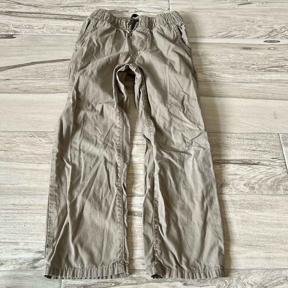 • Old Navy khaki pants, 6/7 •